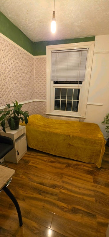 Room McLeod Road in Greater London