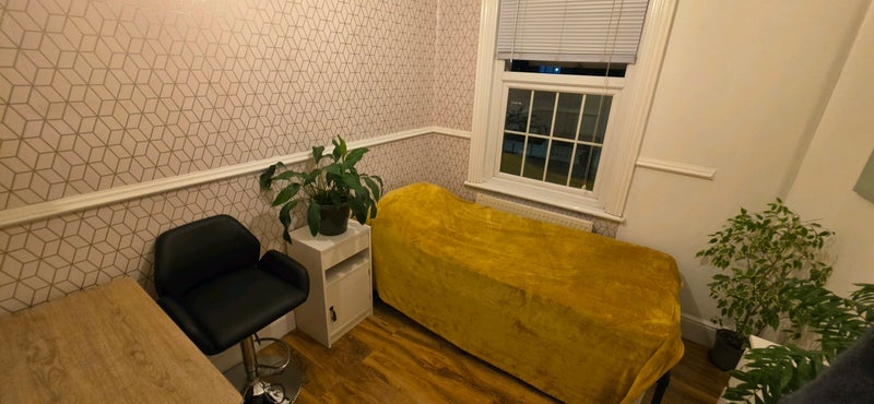 Room McLeod Road in Greater London