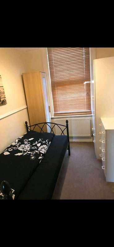 Room McLeod Road in Greater London