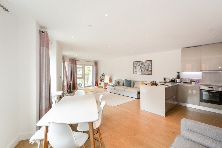 Flat New Broadway in Greater London