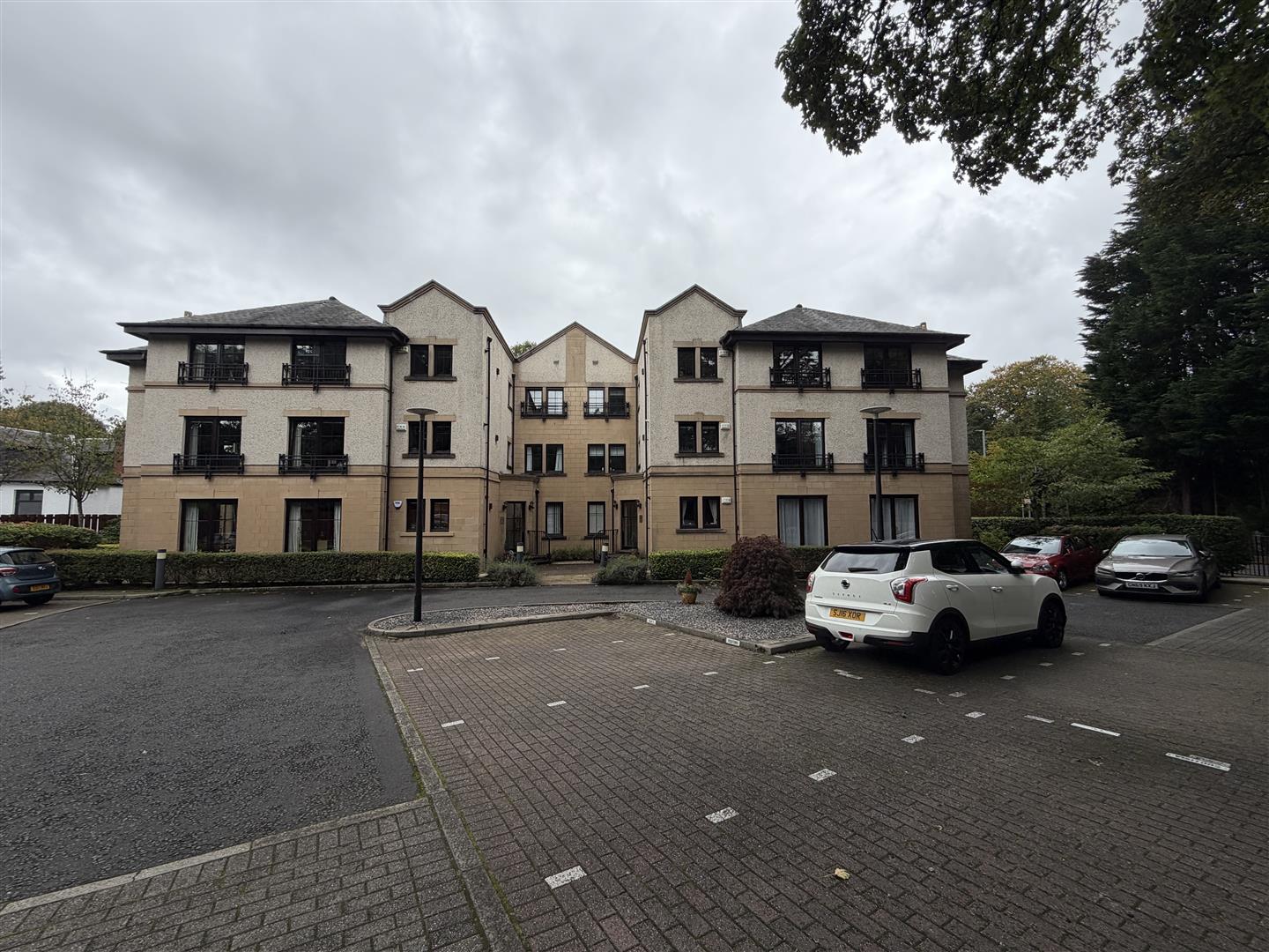 Flat West Chapelton Avenue in Bearsden