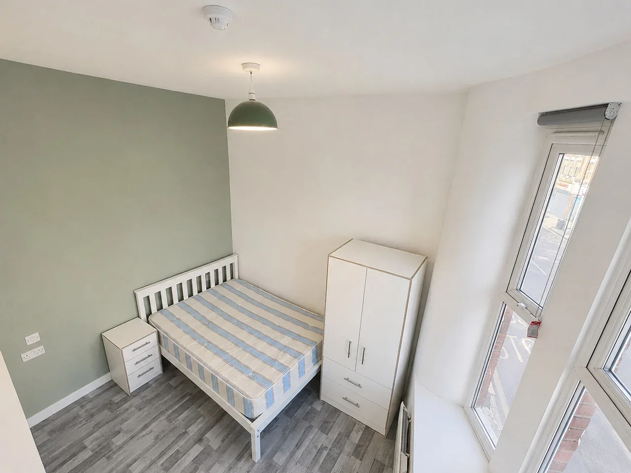 Room Tottenham Lane in Greater London