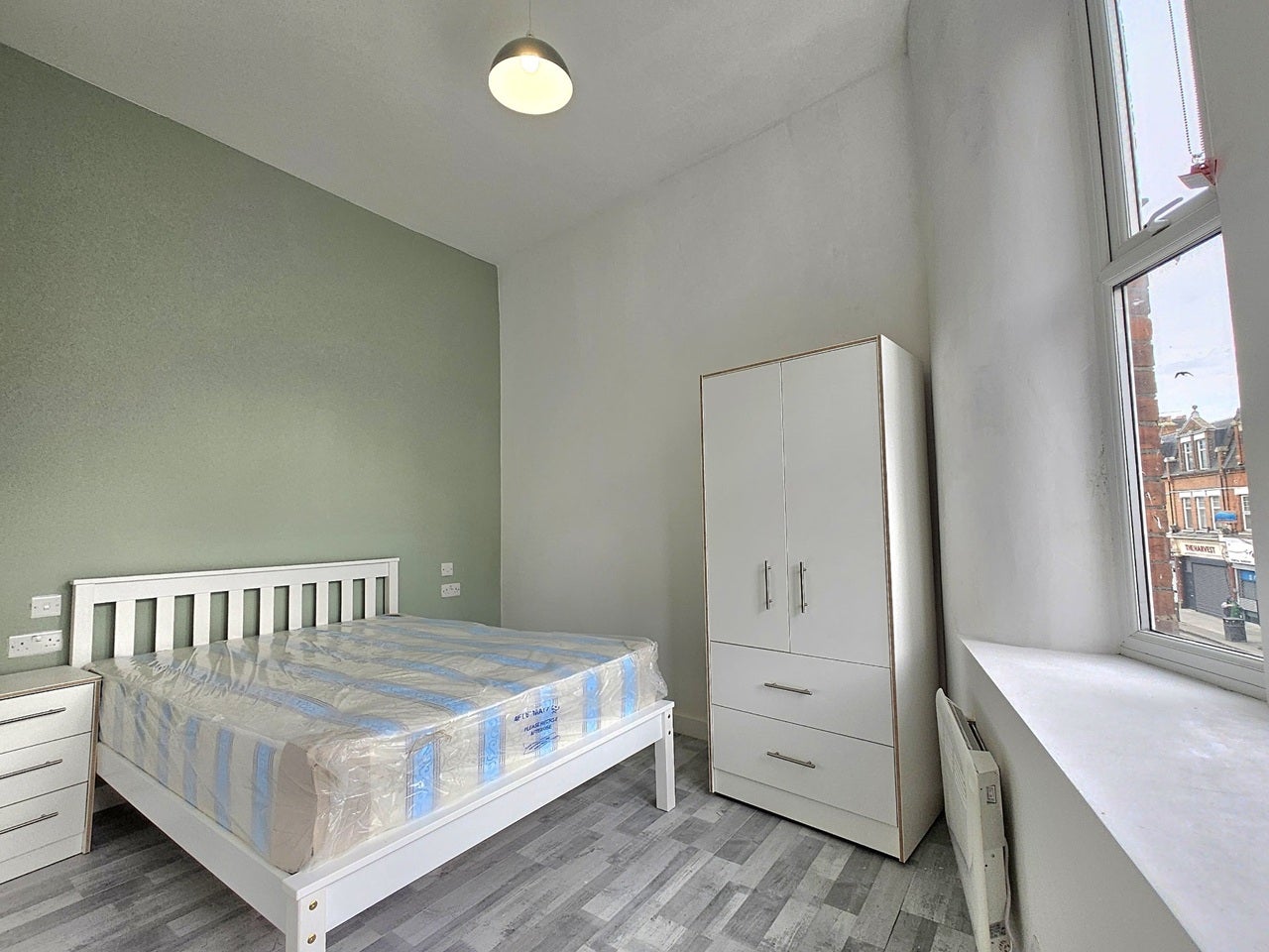 Room Tottenham Lane in Greater London