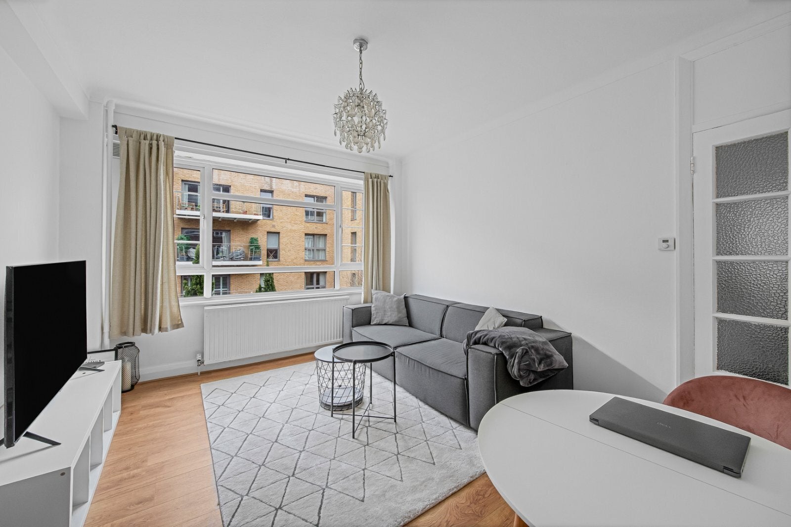 Flat Oakhill Road in Greater London