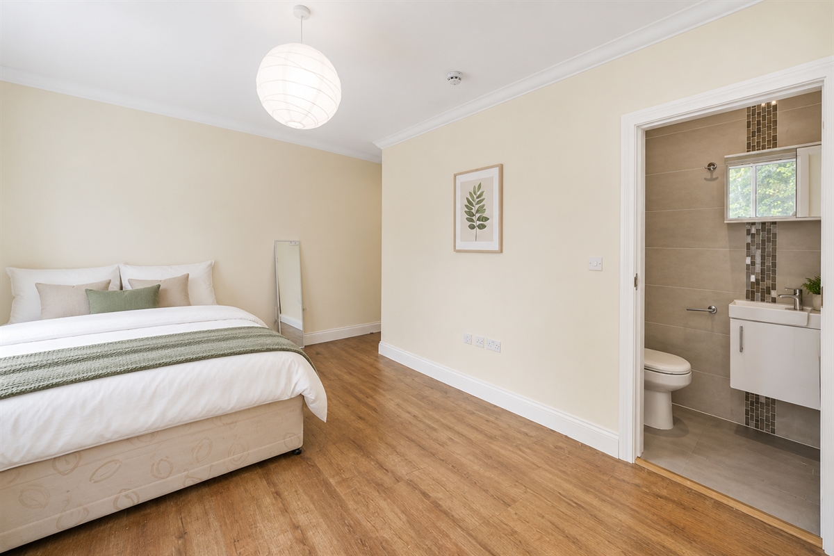 Room Bamborough Gardens in Greater London