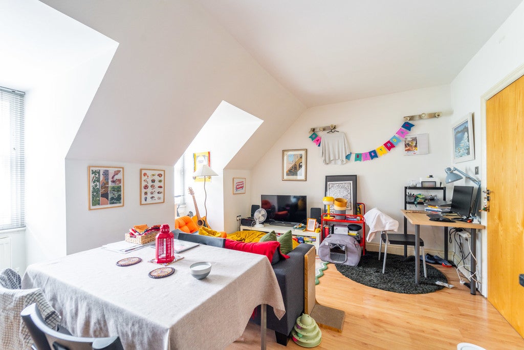 Flat Finchley Road in Greater London