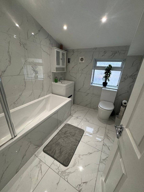 Flat Hurlstone Road in London