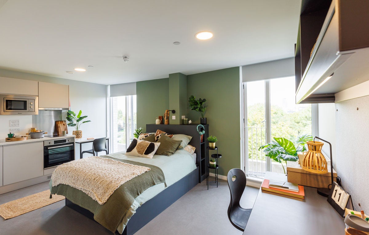 Room Alscot Road in Greater London