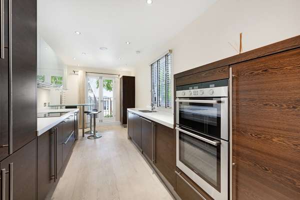 Flat Cathcart Road in Greater London