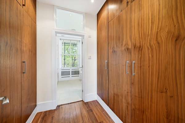 Flat Cathcart Road in Greater London