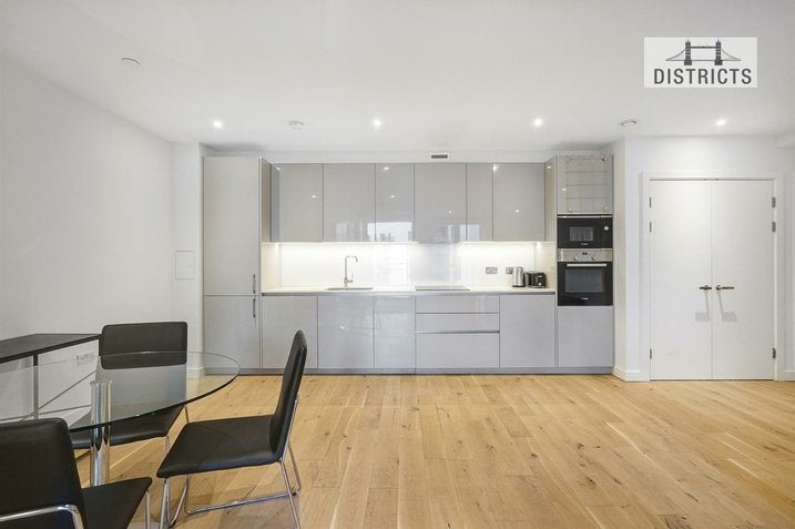 Flat Deacon Street in Greater London