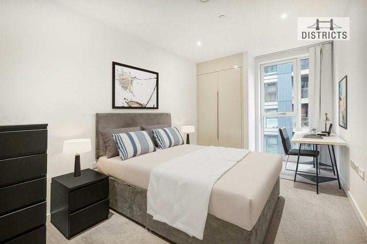 Flat Deacon Street in Greater London