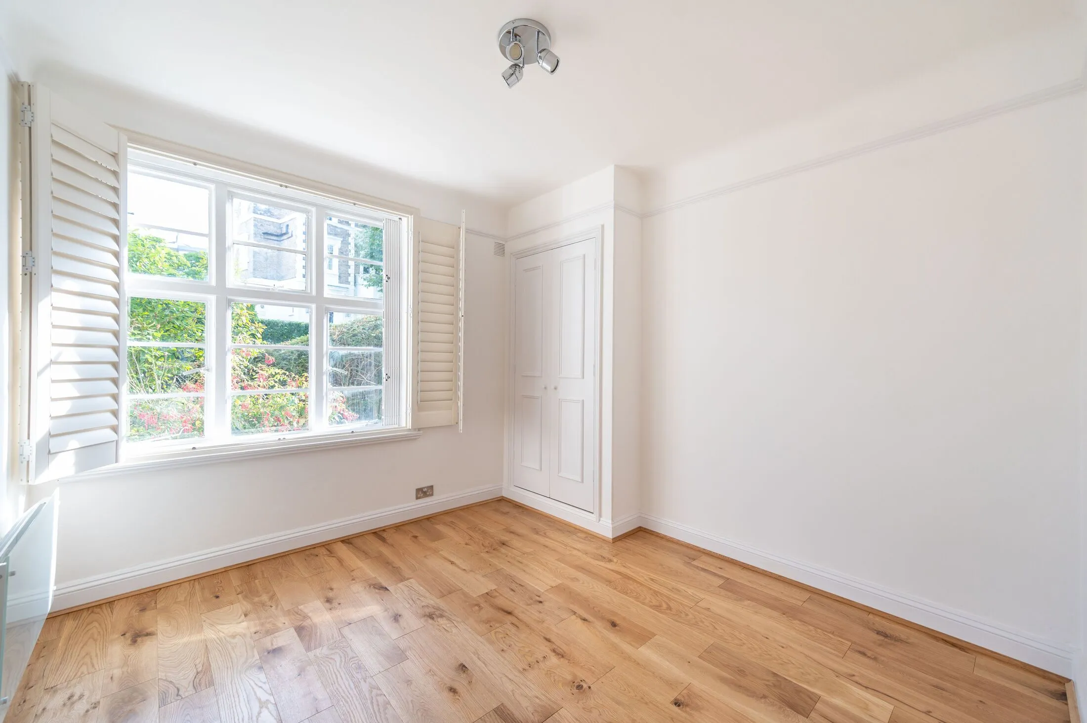Flat Lansdowne Road in Greater London