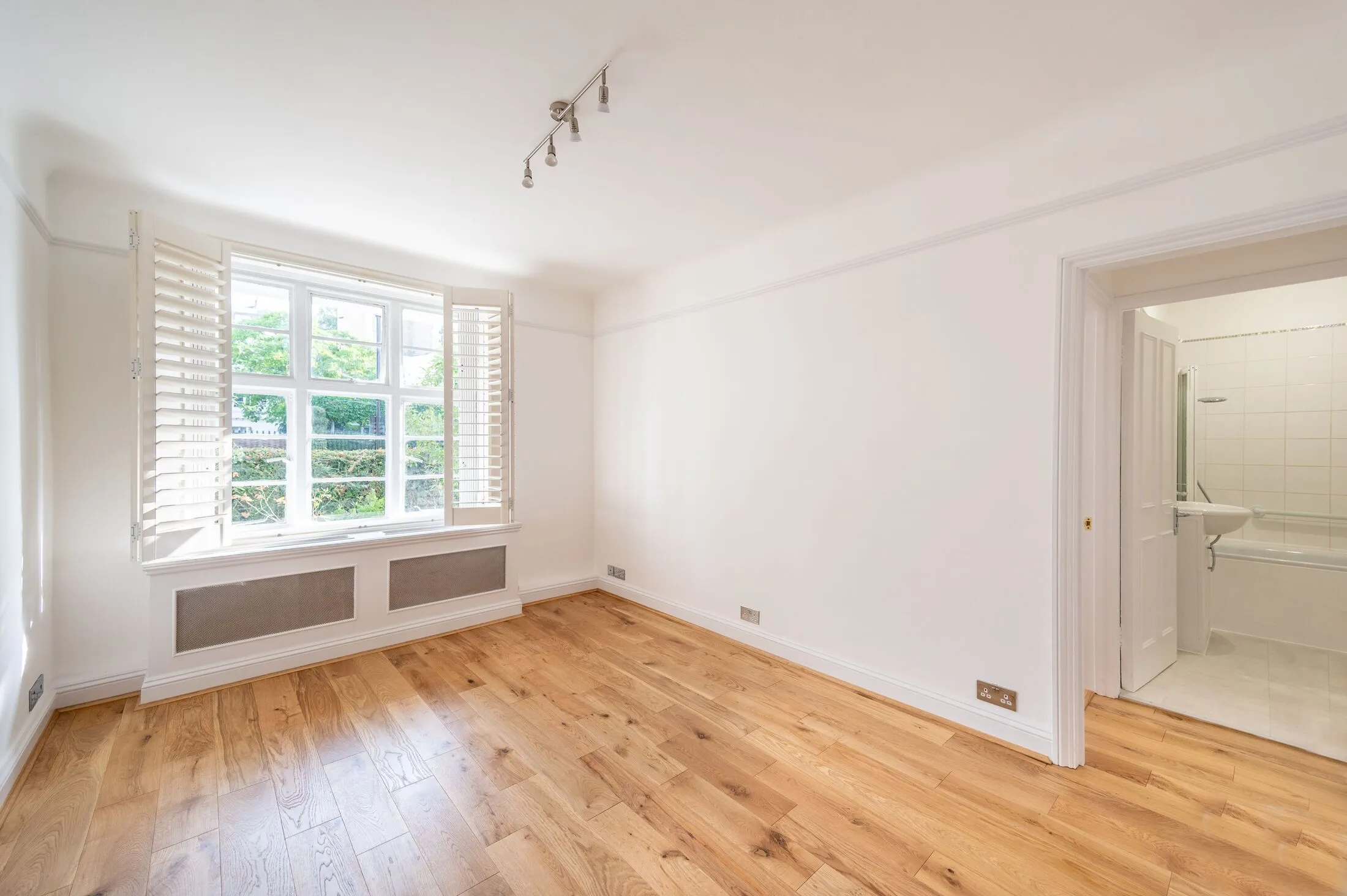 Flat Lansdowne Road in Greater London