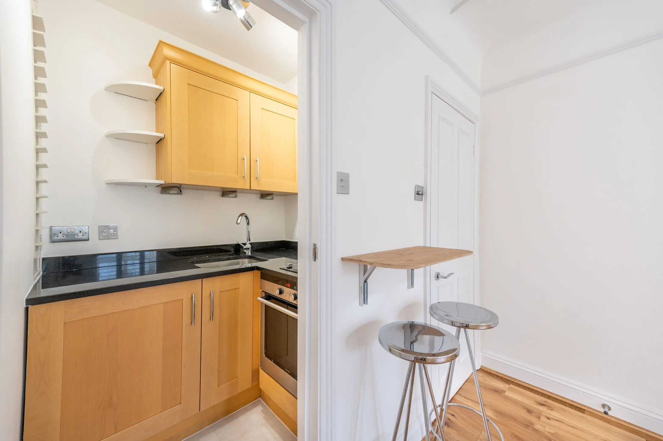 Flat Lansdowne Road in Greater London