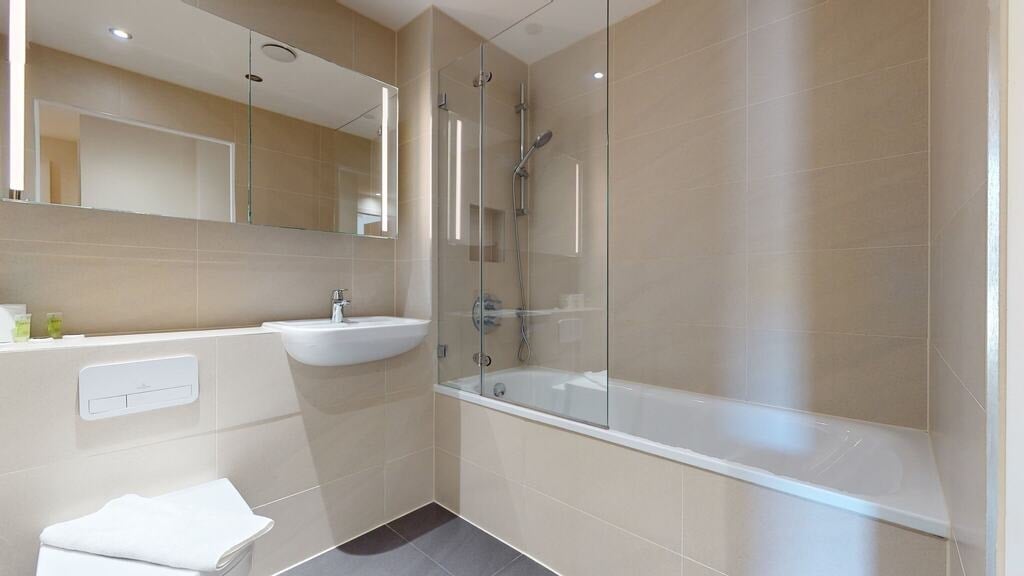 Flat Fairclough Street in Greater London