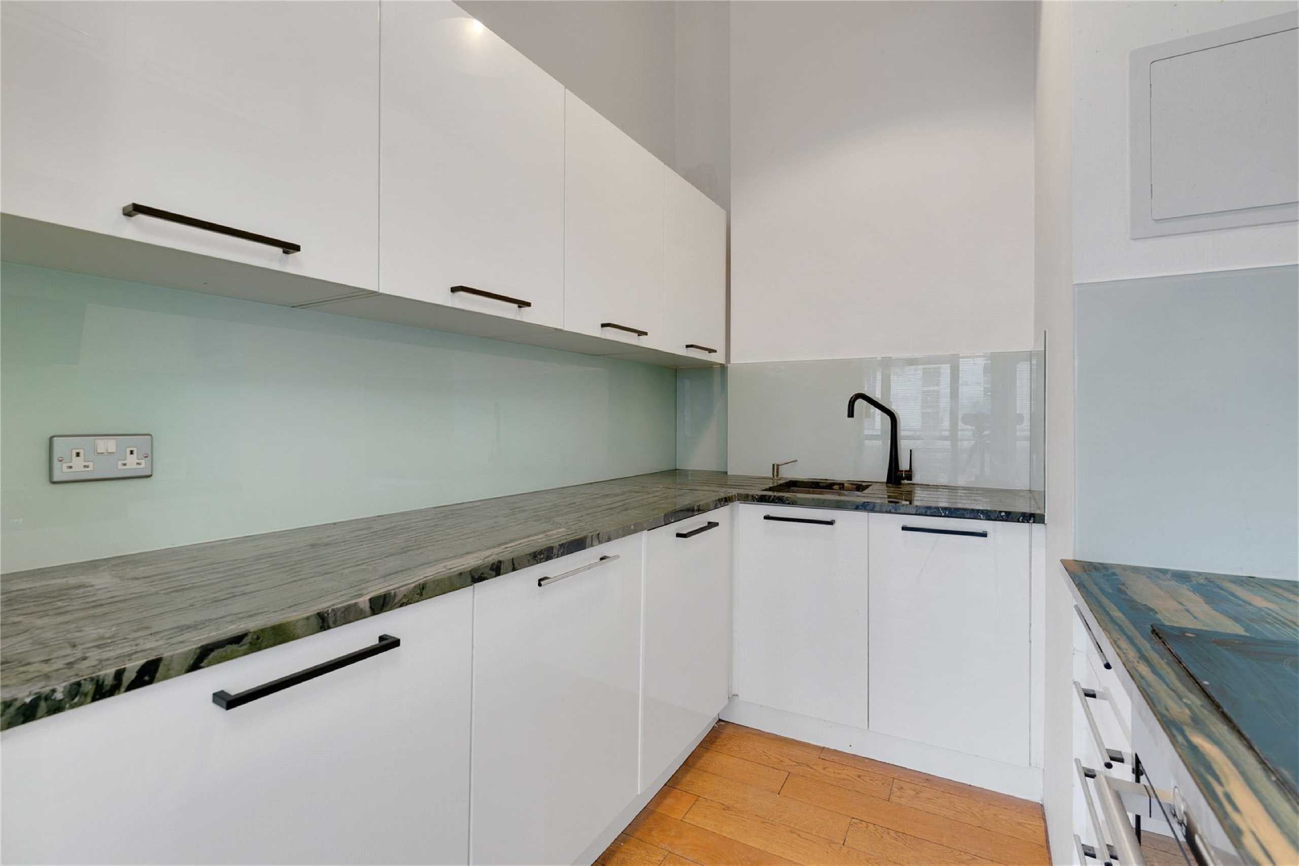 Flat Holland Street in Greater London