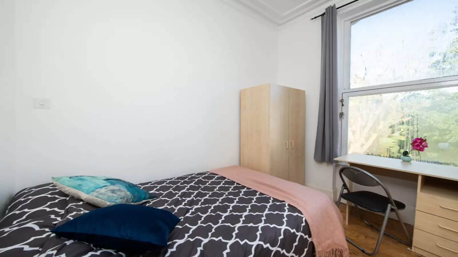 Room Hazellville Road in Greater London