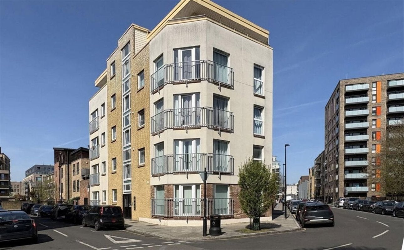 Flat Pelling Street in Greater London