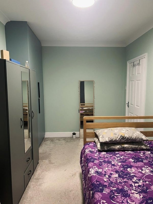 Room Godstone Road in Caterham
