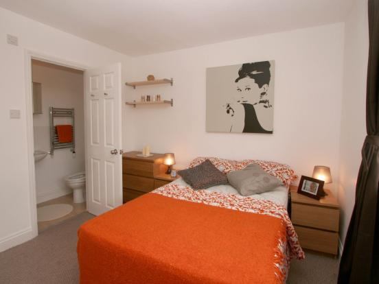 Room Tollgate Road in Greater London