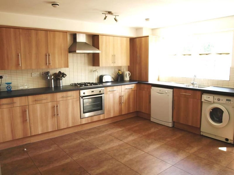 Room Tollgate Road in Greater London