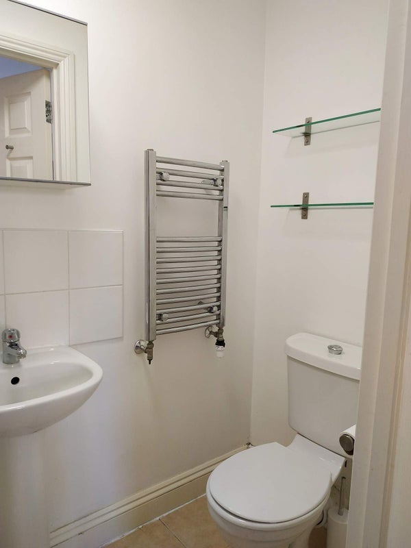 Room Tollgate Road in Greater London