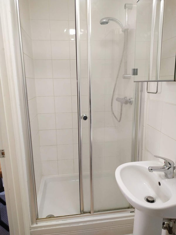 Room Tollgate Road in Greater London