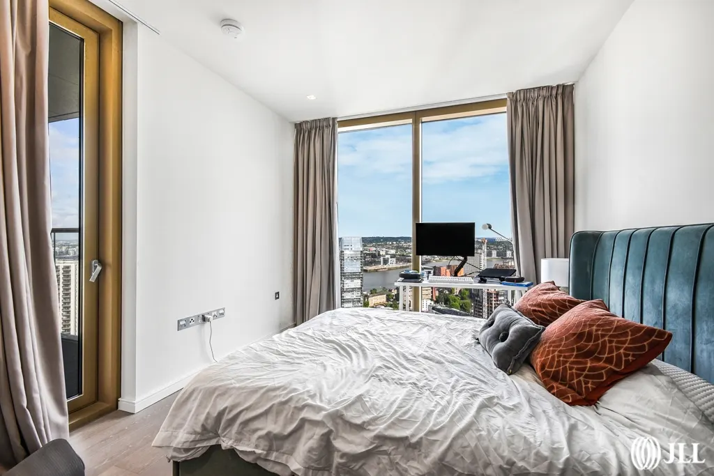 Flat Park Drive in Greater London
