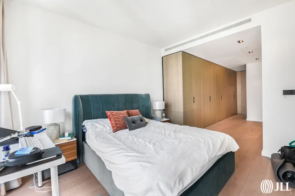 Flat Park Drive in Greater London