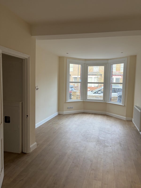 Room Glenfield Road in Greater London