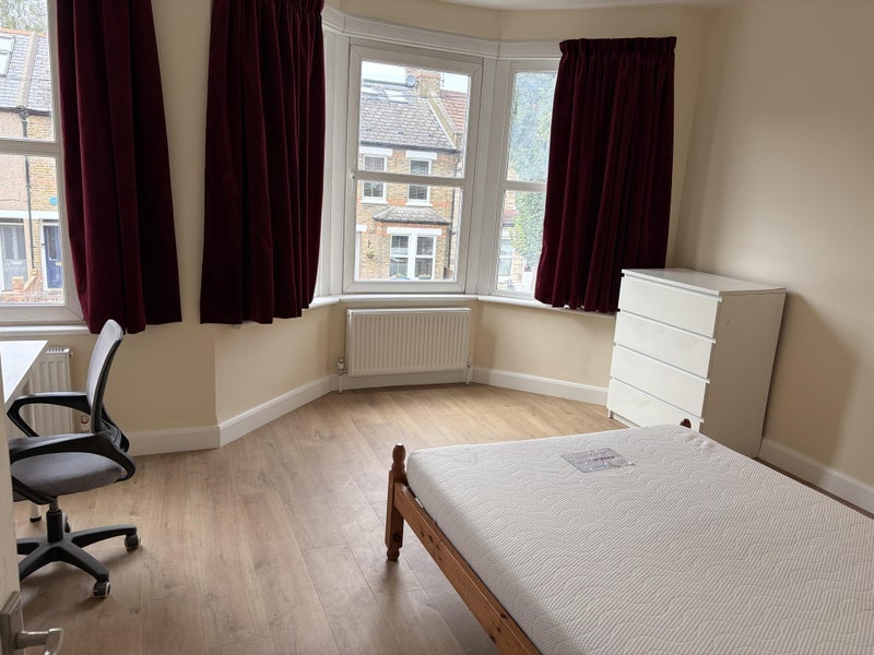 Room Glenfield Road in Greater London