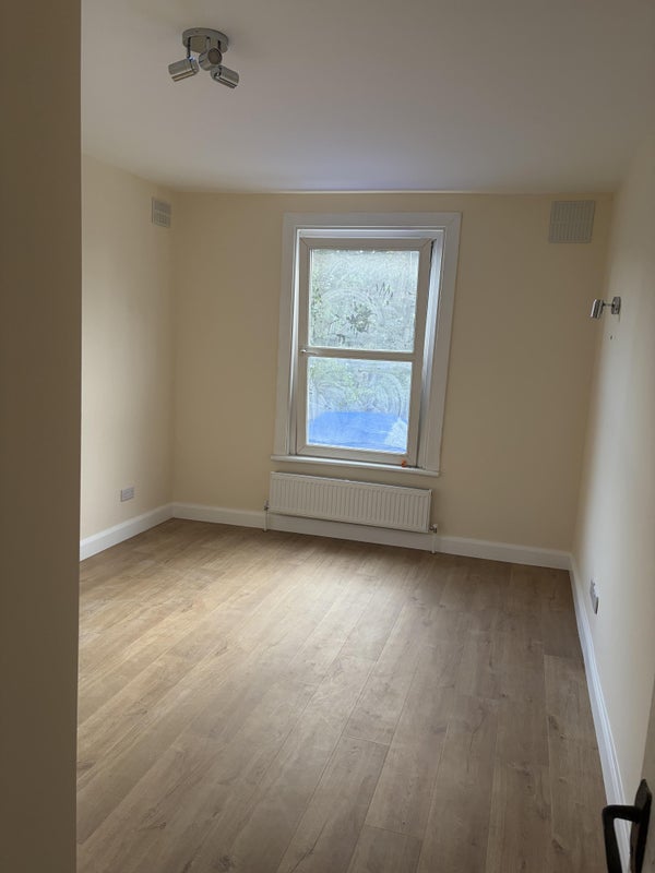 Room Glenfield Road in Greater London