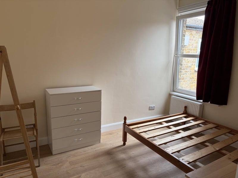 Room Glenfield Road in Greater London