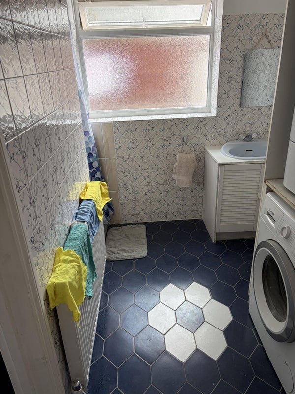 Room Glenfield Road in Greater London