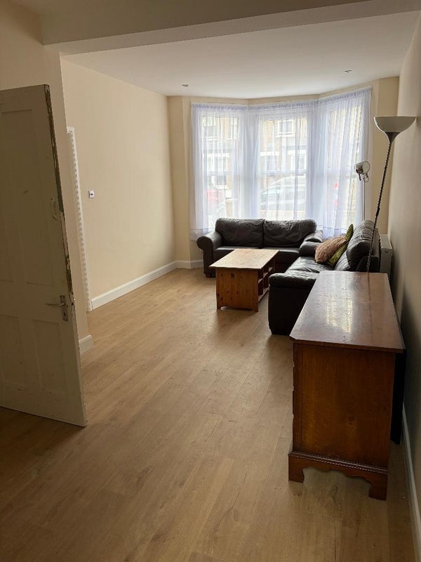 Room Glenfield Road in Greater London