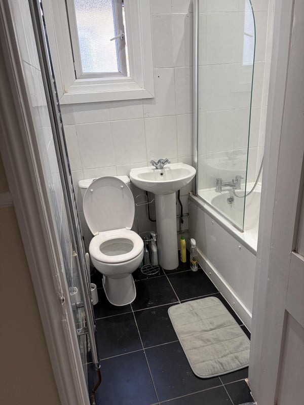 Room Glenfield Road in Greater London