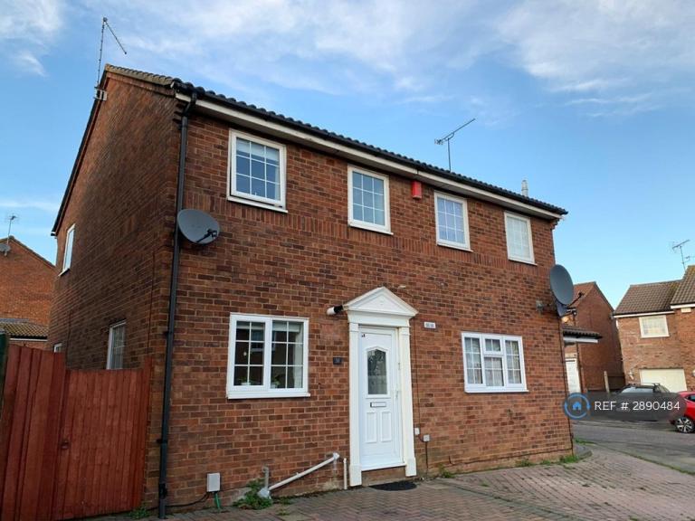 House Barnston Close in Luton