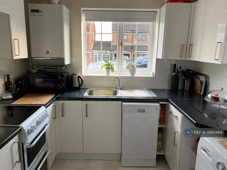 House Barnston Close in Luton