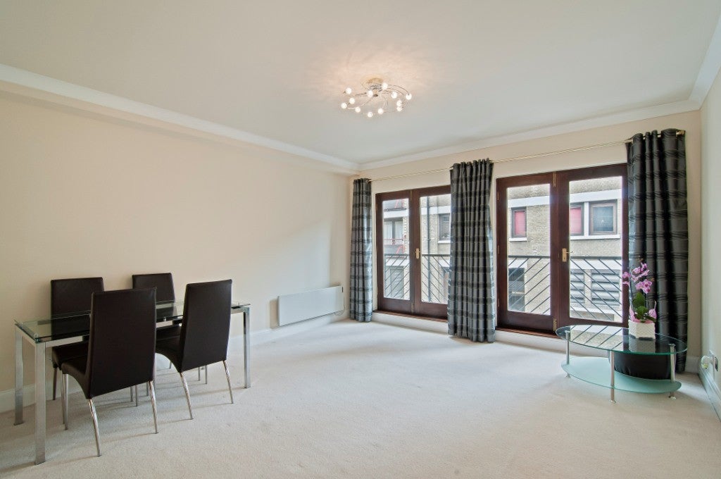Flat Wapping High Street in Greater London