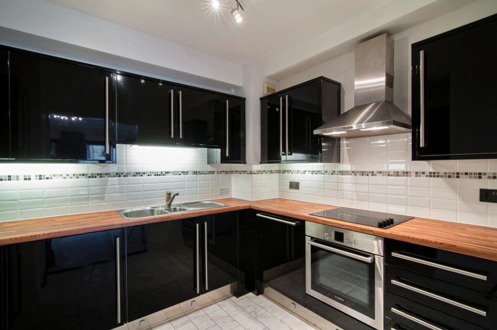 Flat Wapping High Street in Greater London