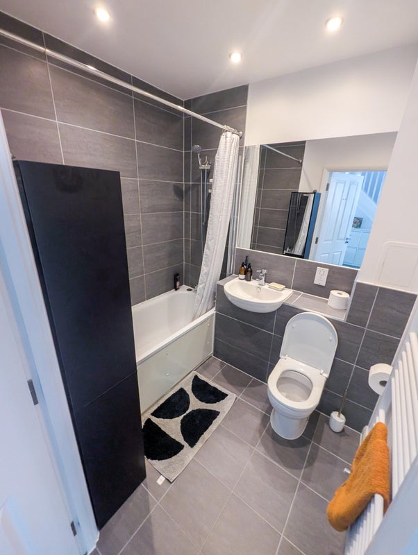 Flat Thornbury Way in Greater London