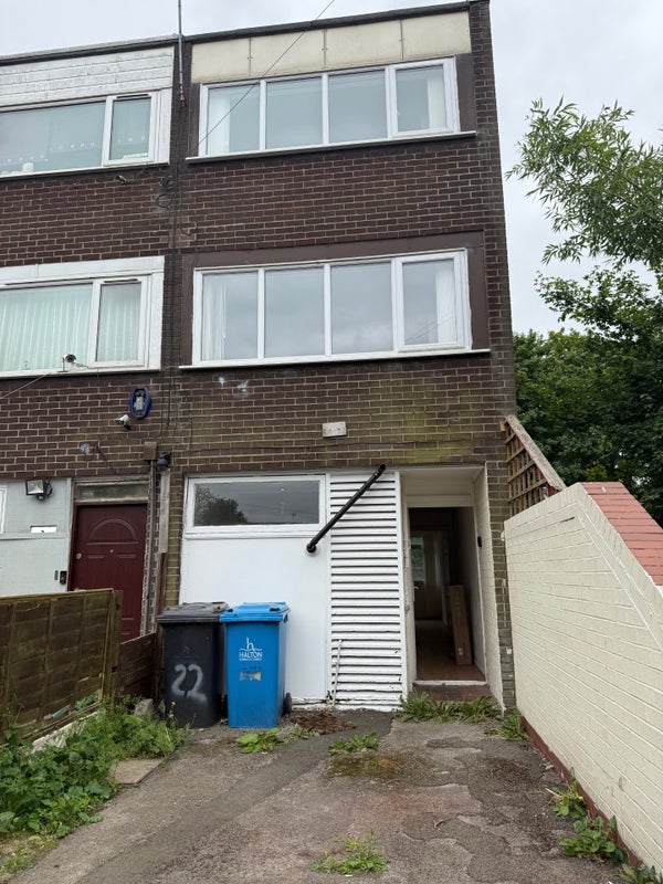 House Handforth Lane in Runcorn