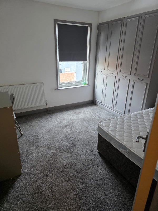 Room Strathcona Road in Liverpool