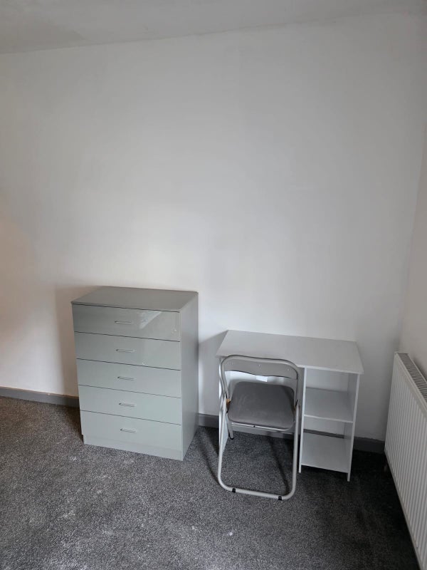Room Strathcona Road in Liverpool