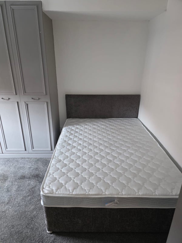 Room Strathcona Road in Liverpool