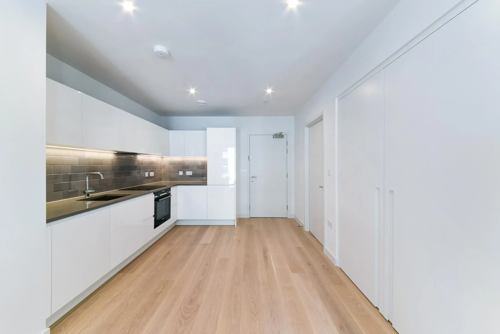 Flat Clipper Street in Greater London