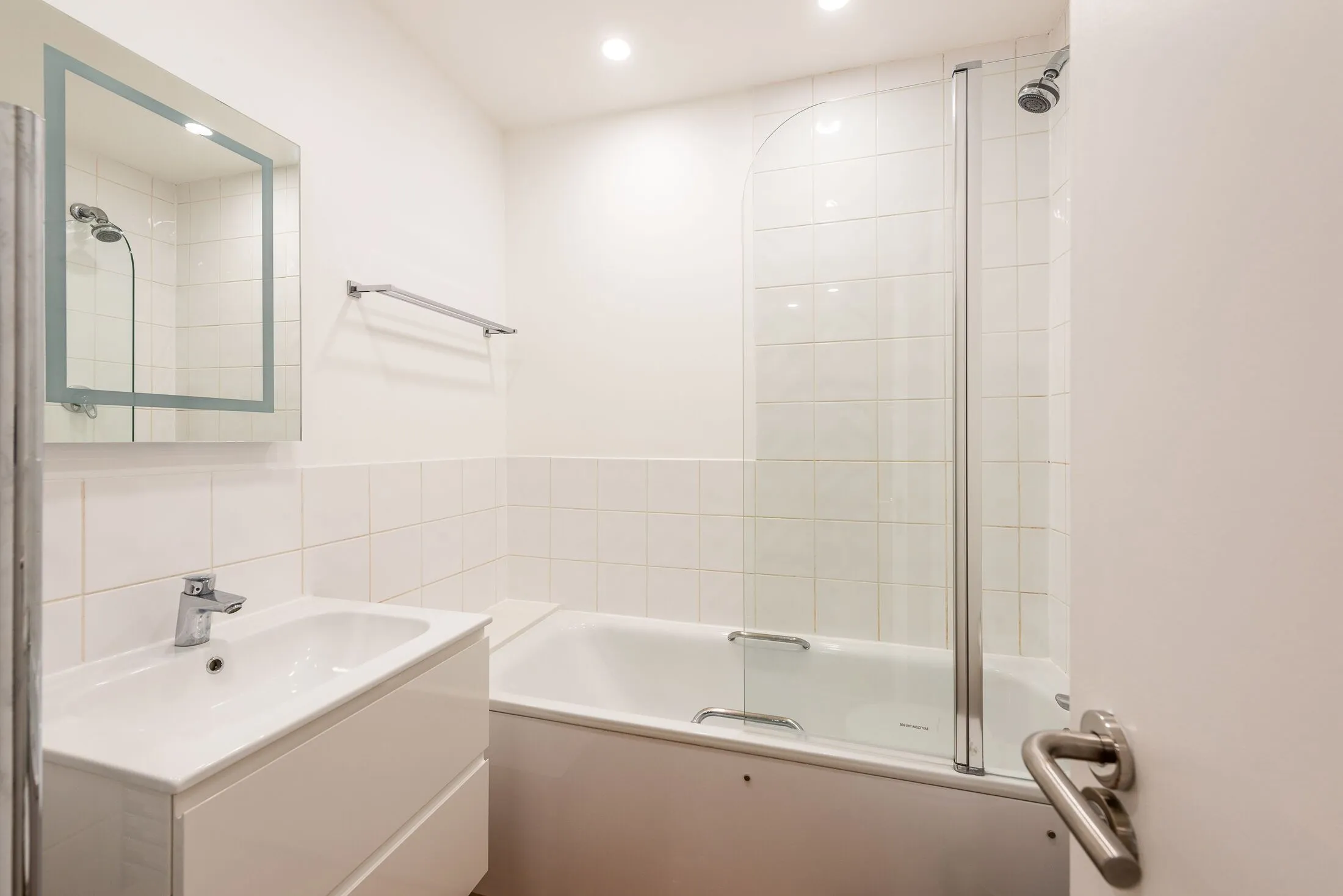 Flat Sloane Avenue in Greater London