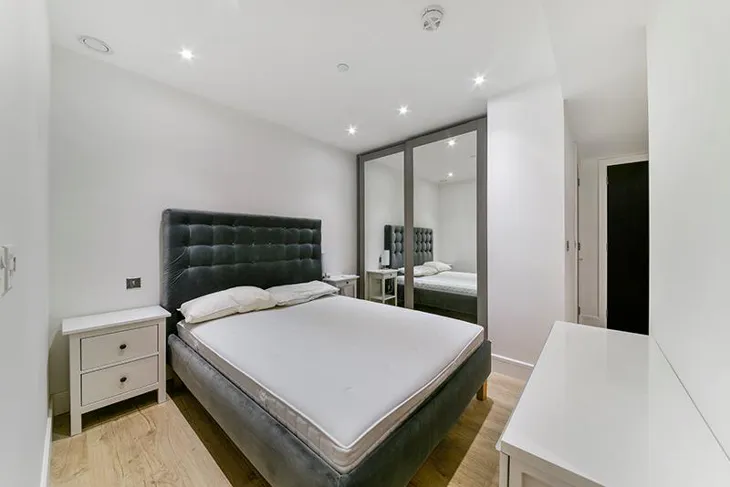 Flat Piazza Walk in Greater London