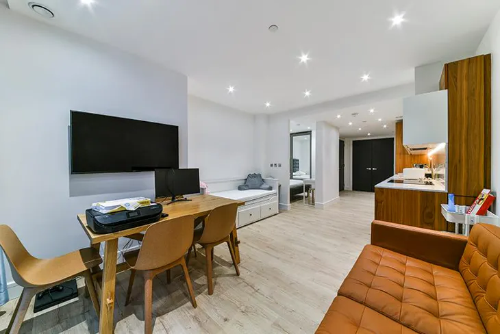 Flat Piazza Walk in Greater London